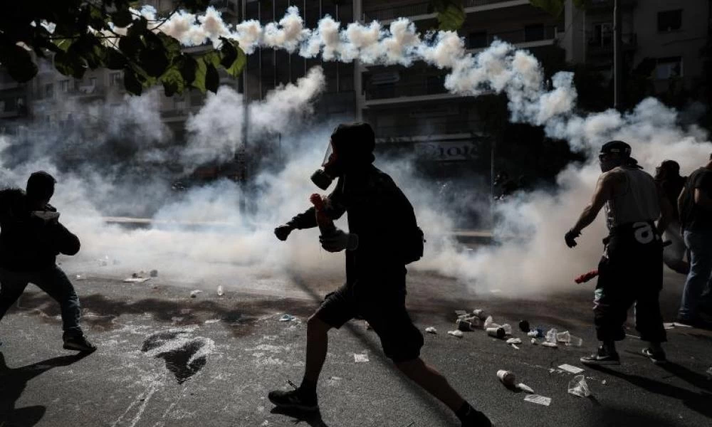 Επίθεση αντιεξουσιαστών στα ΜΑΤ στο Σύνταγμα σε πορεία για την ενέργεια